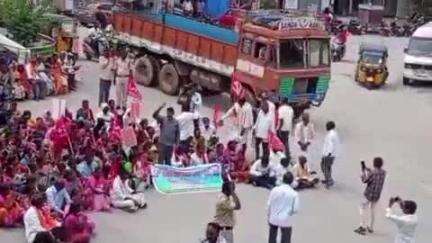 మహబూబ్ నగర్ అర్బన్: వ్యవసాయ కార్మిక సంఘం నేతల ఆధ్వర్యంలో పట్టణంలో తెలంగాణ చౌరస్తాలో నిరసన