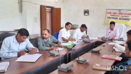 गोपीकांदर: बीडीओ सह सीओ विजय प्रकाश मरांडी ने प्रखंड में विकास योजनाओं की प्रगति को लेकर प्रखंड सभागार में की बैठक