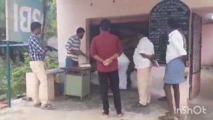 తంబళ్లపల్లి మండలంలో జూన్ 1 నుంచి చౌక దుకాణాల వద్ద రేషన్ సరుకులు పంపిణీ చేయాలని తహసిల్దార్ హరికుమార్ ఆదేశించారు