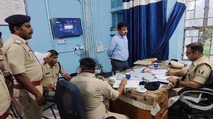 मोतिहारी: पुलिस अधीक्षक ने आदापुर थाना पर महुआवा, छौड़ादानो, नकरदेई, दरपा, आदापुर एवं हरपुर थाना के कांडों की की समीक्षा