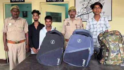 मुगलसराय: मानसरोवर तालाब के पास पुलिस ने तीन शराब तस्करों को किया गिरफ्तार, अवैध शराब की बरामदगी