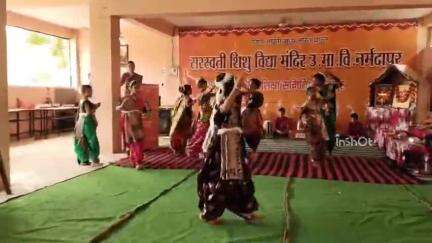 मालाखेड़ी रोड स्थित सरस्वती शिशु मंदिर में व्यक्तित्व विकास शिविर के समापन कार्यक्रम में शामिल हुईं नगरपालिका अध्यक्ष