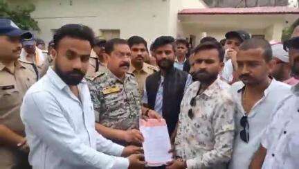 टीकमगढ़: एसपी कार्यालय में करणी सेना का प्रदर्शन, सोशल मीडिया पर अभद्र टिप्पणी का जताया विरोध