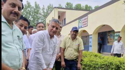 जगाधरी: बाकरवाला के सरकारी स्कूल में हरियाणा के पूर्व शिक्षा मंत्री ने बच्चों को किया सम्मानित