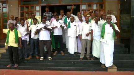 சேலம்: வங்கிகளில் அடகு வைத்த நகையை புதுப்பித்தலுக்கு மத்திய அரசின் புதிய நடைமுறை யை கண்டித்து ஆட்சியராக வளாகத்தில் ஆர்ப்பாட்டம்