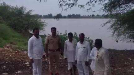 ಭೀಮ ನದಿ ತೀರದ ದೇವಣಗಾಂವ ತಾರಾಪುರ ಗ್ರಾಮದ ಜನರನ್ನು ಸ್ಥಳಾಂತರಿಸಿದ ಪೊಲೀಸ್ ಅಧಿಕಾರಿಗಳು