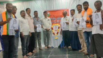 పత్తికొండ: పత్తికొండలో BJP నాయకుల ఆధ్వర్యంలో మహారాణి అహల్య బాయి చిత్రపటానికి నివాళి
