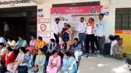 ज्ञानपुर: एंटी करप्शन टीम की कार्रवाई के विरोध में लेखपाल संघ ने किया धरना प्रदर्शन, जांच की मांग