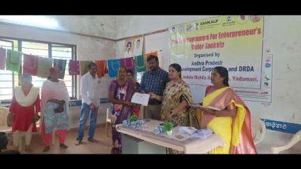 డి ఆర్ డి ఏ పి డి ఆధ్వర్యంలో మగ్గం పనిలో శిక్షణ పొందిన వారికి సర్టిఫికెట్లు మంజూరు