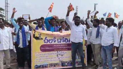 ముధోల్: బోరిగాం గ్రామంలో తొలగించిన బుద్ధ విగ్రహాన్ని పున:ప్రతిష్ఠించాలని దళిత సంఘాల ధర్నా