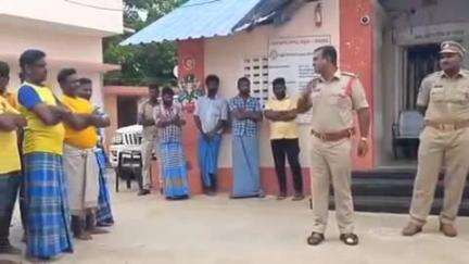 సుబ్బానాయుడు కండ్రిగ వద్ద ఇసుక రవాణా చేస్తున్న ట్రాక్టర్ డ్రైవర్లకు సీఐ మురళీకృష్ణ కౌన్సిలింగ్