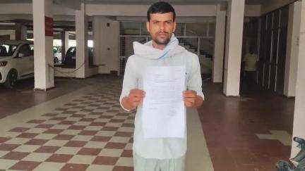 आज़मगढ़: मुबारकपुर के तेंदुआ का रहने वाला युवक ने डीएम को सौंपा ज्ञापन, लेखपाल पर लगाए गंभीर आरोप, जांच की उठाई मांग