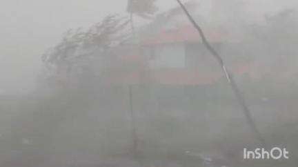 കൊച്ചി: കടൽക്ഷോഭം രൂക്ഷമായ ചെല്ലാനം ഫോർട്ടുകൊച്ചി തീരത്ത് വീശിയ ശക്തമായ കാറ്റിന്റെ വീഡിയോ ദൃശ്യങ്ങൾ ഇന്ന് പുറത്തുവന്നു