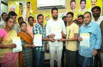 కర్నూలు: కర్నూలు లో సీఎంఆర్ఎఫ్ చెక్కులు పంపిణీ చేసిన: రాష్ట్ర మంత్రి టీజీ భరత్