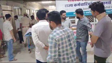 बांसवाड़ा: आंबापुरा थाना क्षेत्र के सेमलिया गांव में युवक-युवती ने फांसी का फंदा लगाकर दी जान, पुलिस ने शव को मोर्चरी में रखवाया