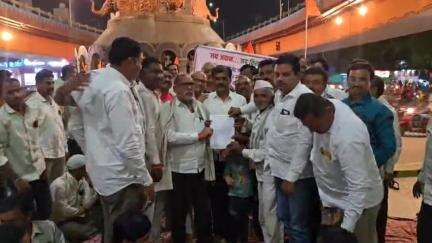 वैजापूर: शेतकऱ्यांच्या संघर्षाला यश,सोमवार पासून चेक होणार वाटप,क्रांती चौकातील उपोषण सुटले,पब्लिक अपने मांडली बाजू #Jansamasya