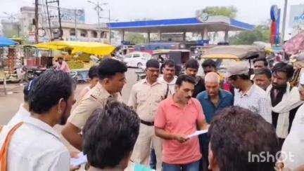 गुना नगर: जज्जी बस स्टैंड पर यातायात पुलिस ने ऑटो चालकों को नियमों के प्रति जागरूक किया, छूटा सामान लौटाने पर सम्मान