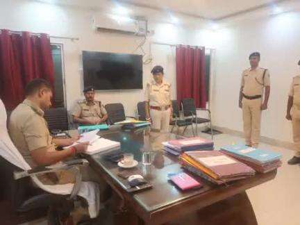 आज दिनांक-30.05.25 को पुलिस अधीक्षक, कटिहार द्वारा लाइन डे के दिन पुलिस केंद्र कटिहार का निरीक्षण किया गया एवं पुलिसकर्मियों की विभिन्न समस्याओं को सुनकर समाधान हेतु उचित दिशा-निर्देश दिया गया I
