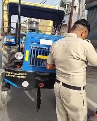 जगाधरी: लाजपत नगर के पास सड़क के बीच खड़ी ट्रैक्टर ट्राली का ट्रैफिक थाना प्रभारी ने काटा चालान, लगा था जाम