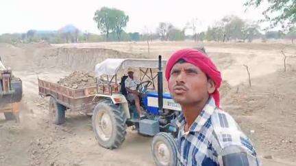गौरिहार: घटरा में स्वीकृत खेत तालाब की जेसीबी से खुदाई, जनपद पंचायत CEO बोलीं- जांच के बाद होगी कार्यवाही