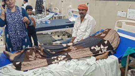 राजर्षि दशरथ मेडिकल कॉलेज में लापरवाही से बुजुर्ग की मौत, वार्ड बाय और स्टाफ नर्स को किया गया सस्पेंड