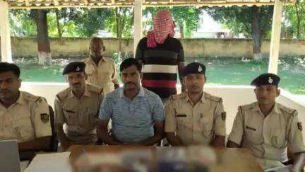 कटिहार जिला के बरारी थानान्तर्गत अपराध की योजना बनाते हुए 02 देशी कट्टा, 12 जिंदा कारतूस, 04 खोखा एवं 01 मैगजीन के साथ 01 अपराधी गिरफ्तार I