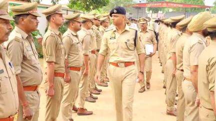 कोल: एसएसपी अलीगढ़ ने शुक्रवार को परेड, रिजर्व पुलिस लाइन व छेरत पुलिस लाइन का किया निरीक्षण