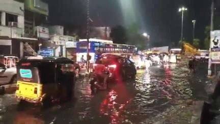 గుంటూరు: నగరంలో భారీ వర్షం.. జలమయం అయిన రోడ్లు