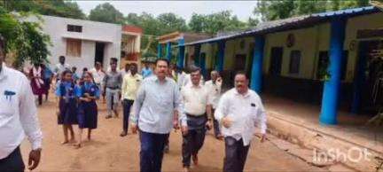 ನರಗುಂದ: ಪಟ್ಟಣದ ಪ್ರಾಥಮಿಕ ಶಾಲೆಯಲ್ಲಿ ಪಠ್ಯಪುಸ್ತಕ ವಿತರಣೆಗೆ ಶಾಸಕ ಸಿಸಿ ಪಾಟೀಲರಿಂದ ಚಾಲನೆ