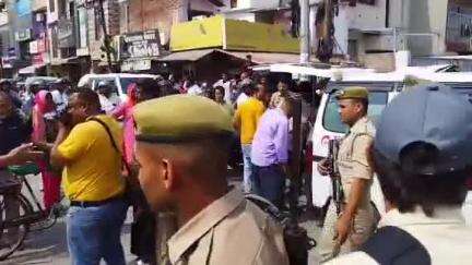 मुरादाबाद: मझोला थाना क्षेत्र में आरोपियों की गिरफ्तारी की मांग को लेकर परिजनों ने शव रखकर किया हंगामा, 7 के खिलाफ मुकदमा दर्ज