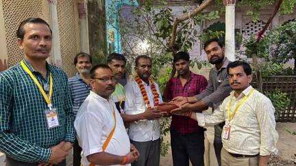 जौरा: जौरा शहर में श्रमजीवी पत्रकार संघ के अध्यक्ष ने जन्मदिन पर चिड़ियों के लिए पानी के सकोरे टांगे