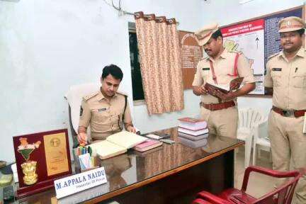 కాకినాడ టూ టౌన్ పోలీస్ స్టేషన్ను ఆకస్మికంగా తనిఖీ చేసిన జిల్లా ఎస్పీ బిందు మాధవ్