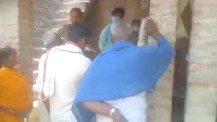 खजनी: बेलघाट थाना क्षेत्र के रसूलपुर माफी गांव में महिला ने साड़ी के फंदे में लटककर की खुदकुशी
