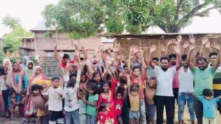 सिकटी: भारत-नेपाल सीमा के नौमेंसलैंड में बसा मुस्लिम टोला गांव सड़क सुविधा से वंचित, ग्रामीणों ने किया विरोध प्रदर्शन