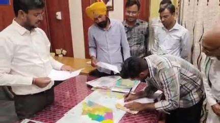 श्रीकरणपुर के वार्ड संख्या 23 के उपचुनाव में जितेंद्र राठौड बने पार्षद, निर्वाचन अधिकारी ने सौंपा प्रमाण पत्र