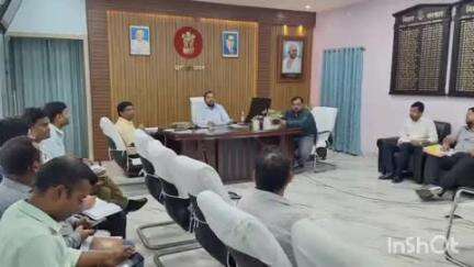 कहरा: डीएम कार्यालय में डीएम वैभव चौधरी की अध्यक्षता में राजस्व कार्यों से संबंधित योजनाओं की समीक्षा
