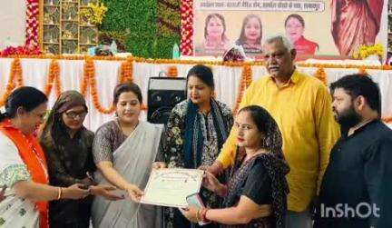 एत्मादपुर: एत्मादपुर में विधायक ने लाभार्थियों को आवासों की चाबी वितरित की