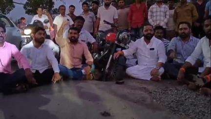 धुळे: नकाने रोडवरील खड्ड्यांविरोधात शिंदे गट शिवसेनेच्या वतीने 'खड्ड्यात उतरून' आंदोलन  #Jansamasya