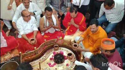 उज्जैन ग्रामीण: मंत्री तुलसी सिलावट और प्रभारी मंत्री ने अंगारेश्वर महादेव मंदिर में किया पूजन-अभिषेक