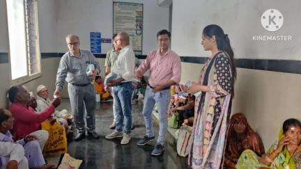 नेत्र चिकित्सक डॉ अतुल उपाध्याय ने अपनी माता की पुण्य तिथि पर बिस्किट एवं पानी की बोतल मरीजों को दी,113की आंखों की जांच