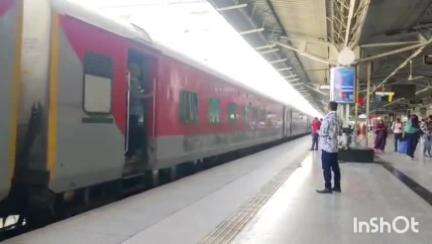 आगरा: ट्रेनों में पत्थरबाजी करने वालों के खिलाफ RPF और जीआरपी ने कसी कमर, एसपी रेलवे ने कार्यालय पर दी जानकारी