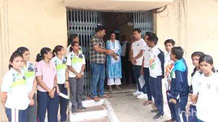 टिमरनी: खेल सामग्री और मानदेय न मिलने पर खिलाड़ियों और कोच का विरोध, कलेक्टर को भेजा ज्ञापन