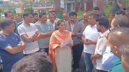 लोहाघाट: व्यापार संघ ने राजकीय इंटर कालेज के खेल मैदान में प्रस्तावित हथकरघा मेले के आयोजन पर जताई गहरी आपत्ति