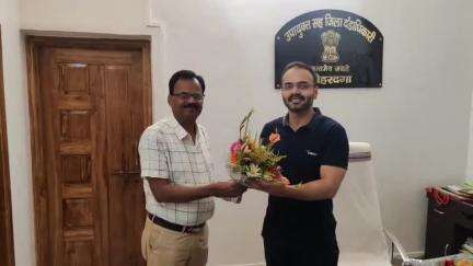 लोहरदगा: डीसी आवास में अनुसूचित जाति, जनजाति संघ द्वारा पूर्व डीसी सम्मानित