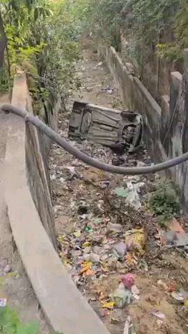 गोमती नगर में लोहिया पार्क चौराहे के पास तेज रफ्तार कार सूखे पड़े नाले में जा गिरी, चालक घायल