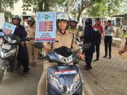 टीकमगढ़: अहिल्याबाई की 300वीं जयंती पर पुलिस लाइन में बाइक रैली, अतिरिक्त एसपी ने हरी झंडी दिखाकर रवाना किया