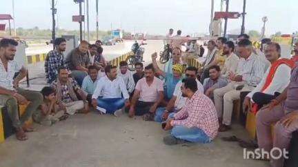शाहपुर: कुंडी गांव में नेशनल हाईवे पर अधूरे सड़क निर्माण के बाद टोल प्लाजा शुरू करने का नागरिकों ने किया विरोध #jansamasya