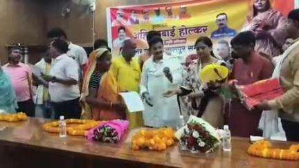 आलापुर: जलालपुर में महिला सशक्तीकरण सम्मान समारोह के मंच से एमएलसी रामचन्द्र प्रधान के हाथों सम्मानित हुईं तमाम महिला कर्मचारी