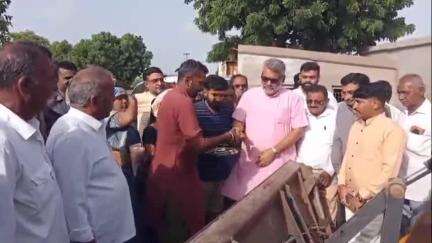 માંડવી: માંડવી તાલુકાના ધોકડા સહિત ગામો ના રસ્તા સુધારણા કામોનું ખાત મુર્હૂત ધારાસભ્યના હસ્તે કરાયું