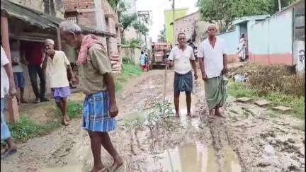 মন্তেশ্বর: বাম আমলের তৈরি মোরাম রাস্তা আজও ঢালাই হলো না,মন্তেশ্বরের খরমপুরে রাস্তার বেহাল অবস্থায় সমস্যায় গ্রামবাসী। #jansamasya